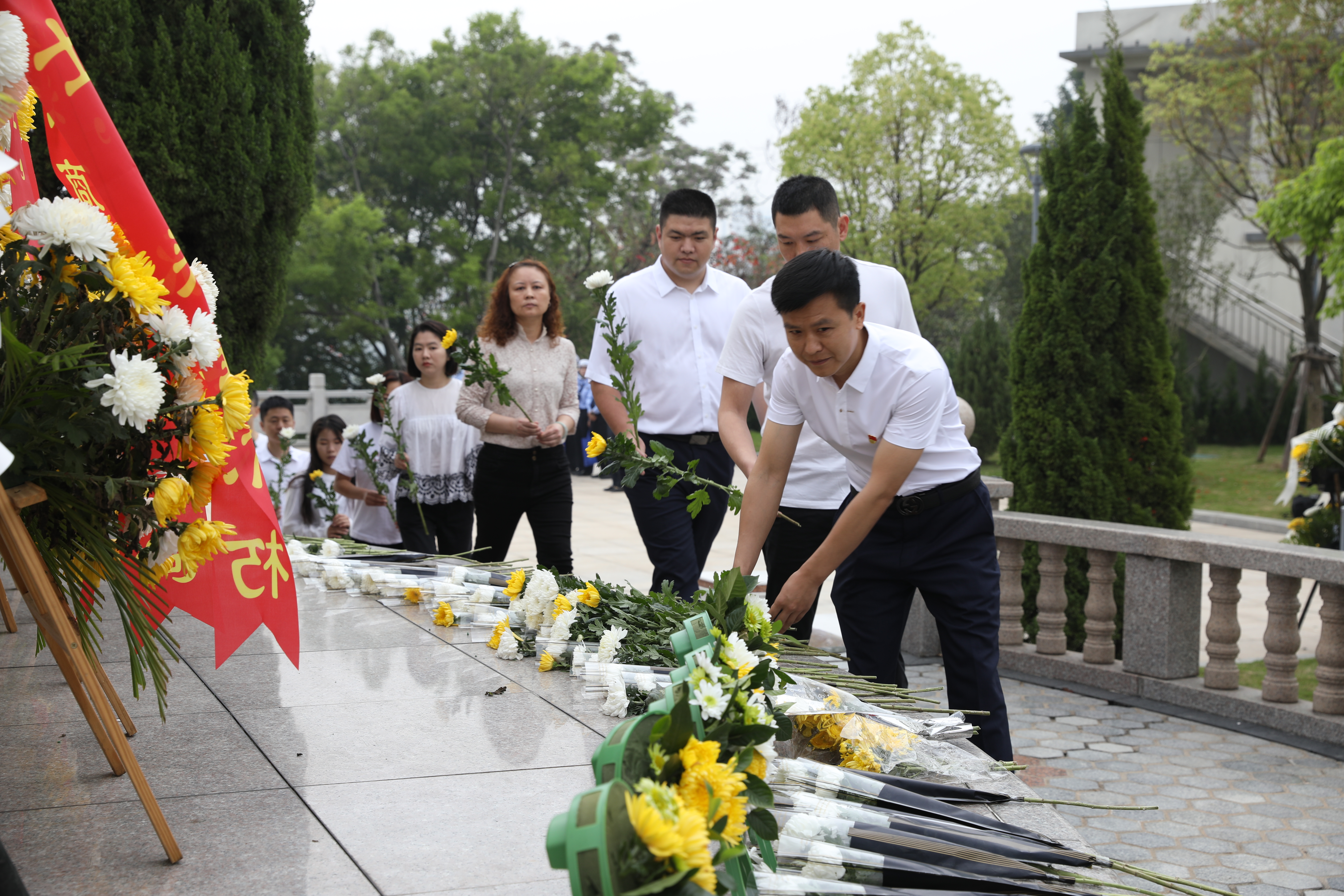 敬獻(xiàn)鮮花2.JPG